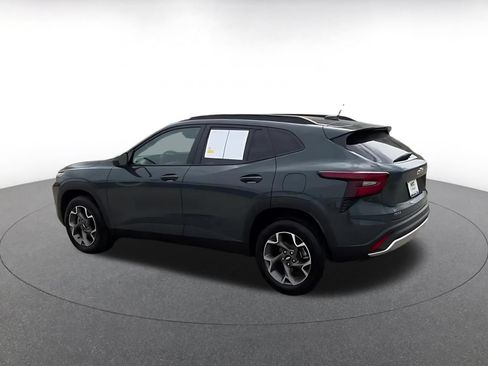 Used 2025 Chevrolet Trax LT FWD image 10