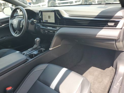Used 2025 Toyota Camry SE image 16
