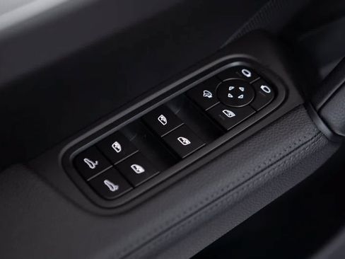 Certified 2026 Porsche Cayenne AWD/4WD image 24