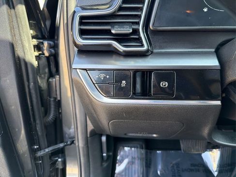 Used 2023 Kia Sportage EX image 18