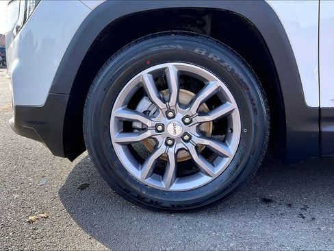 Used 2024 GMC Terrain SLT image 34