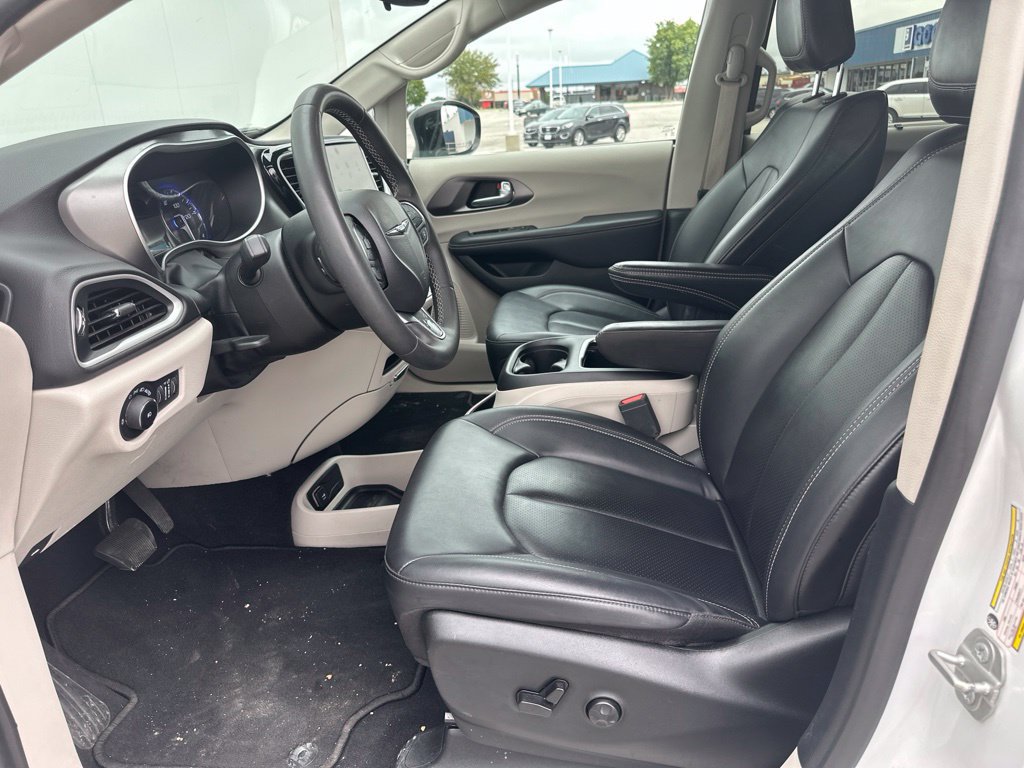 Used 2024 Chrysler Pacifica Touring-L FWD image 11