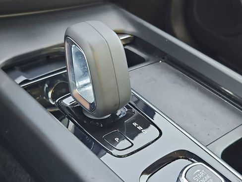 Used 2022 Volvo XC60 B5 Momentum image 34