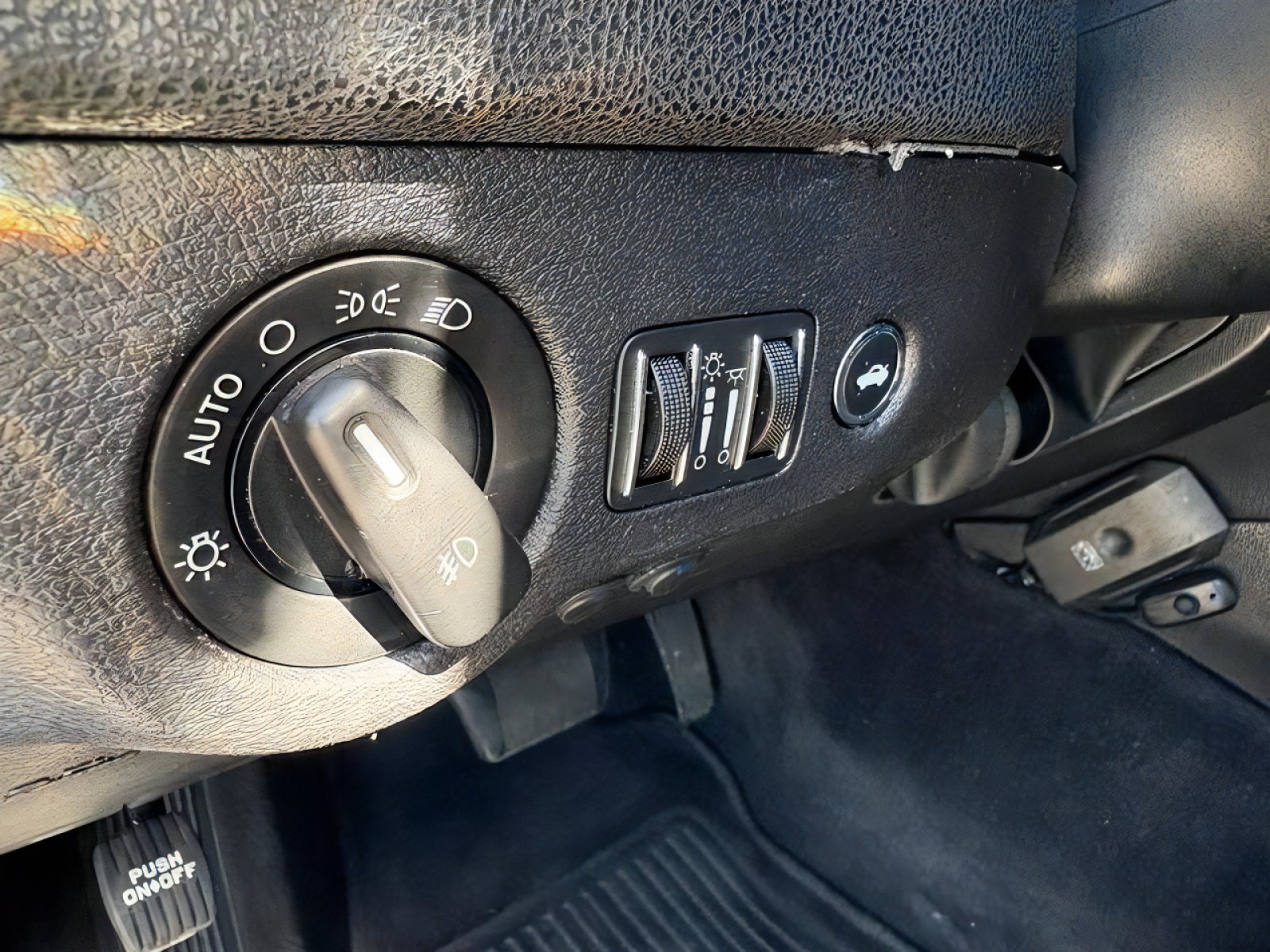 Used 2011 Chrysler 300 C RWD image 16