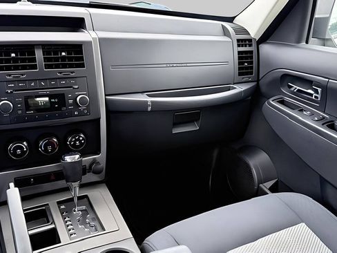 Used 2010 Jeep Liberty Sport RWD image 14