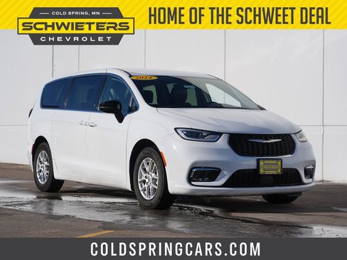 Used 2024 Chrysler Pacifica Touring-L image 1