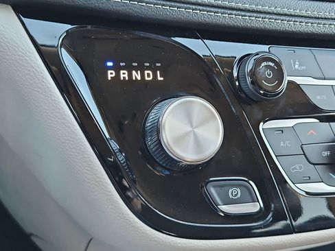 Used 2023 Chrysler Pacifica Touring-L image 33