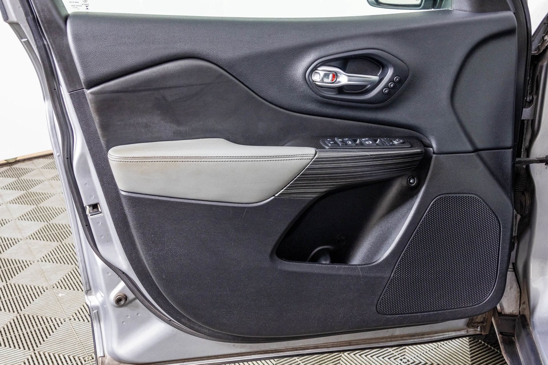 Used 2014 Jeep Cherokee Limited w/ Luxury Group FWD image 35