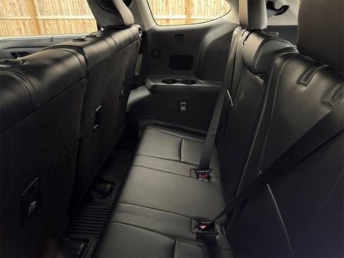 Used 2022 Toyota Highlander XLE image 18