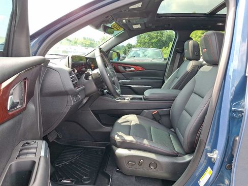 Used 2025 Chevrolet Traverse Z71 w/ Enhanced Driving Package AWD/4WD image 13