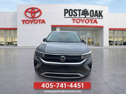 Used 2024 Volkswagen Taos SE w/ Panoramic Sunroof Package AWD/4WD image 5