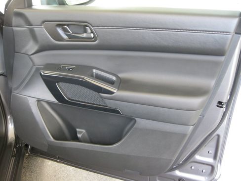 Used 2025 Nissan Pathfinder S FWD image 38