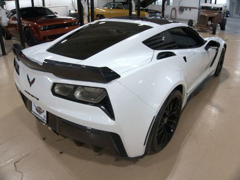 Used 2015 Chevrolet Corvette Z06 w/ 3LZ Preferred Equipment Group image 5