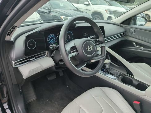 Used 2025 Hyundai Elantra Limited FWD image 8