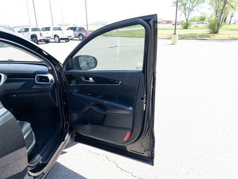 Used 2017 Kia Sorento LX w/ LX Convenience Package image 16
