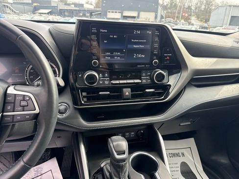 Used 2022 Toyota Highlander XLE image 17