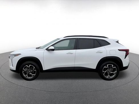 Used 2025 Chevrolet Trax LT FWD image 9