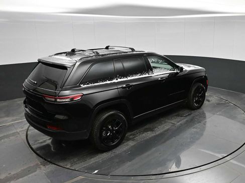 Used 2024 Jeep Grand Cherokee Altitude image 27