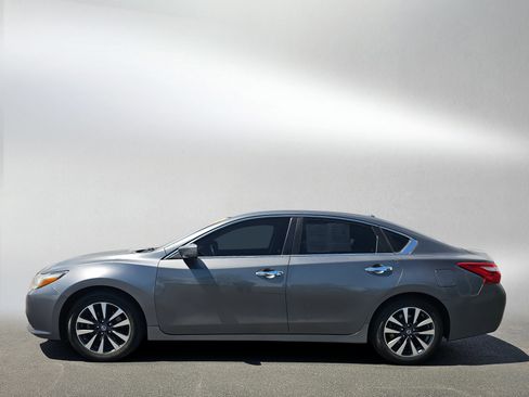 Used 2017 Nissan Altima 2.5 SV FWD image 2