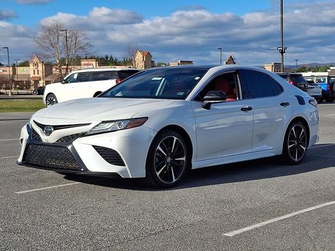 Used 2019 Toyota Camry XSE image 3