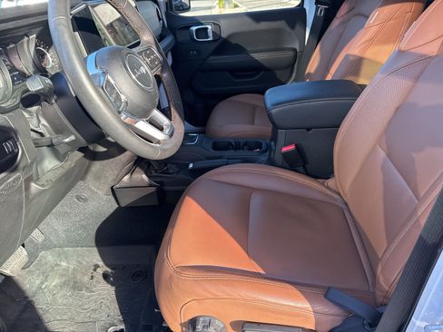 Used 2024 Jeep Wrangler Sahara image 9
