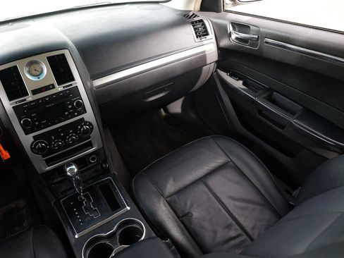 Used 2010 Chrysler 300 Touring RWD image 22