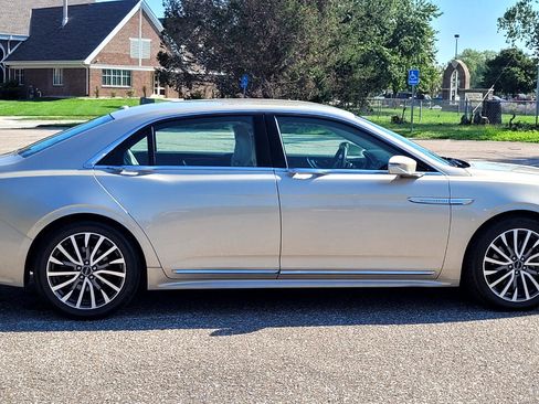 Used 2017 Lincoln Continental Select image 8