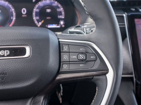 Used 2023 Jeep Grand Cherokee Limited image 13