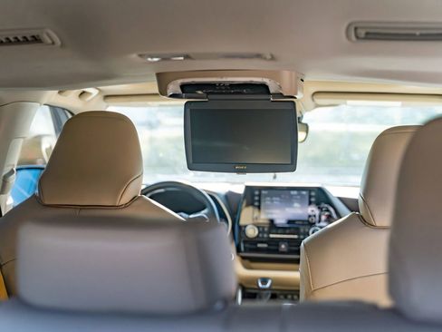 Used 2021 Toyota Highlander XLE image 16