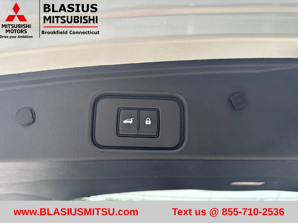 Used 2025 Nissan Pathfinder SL AWD/4WD image 40