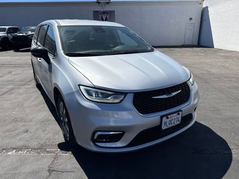 Used 2024 Chrysler Pacifica Limited FWD image 7
