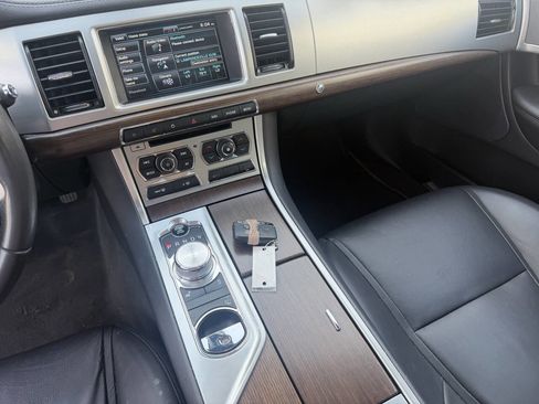 Used 2014 Jaguar XF RWD image 14
