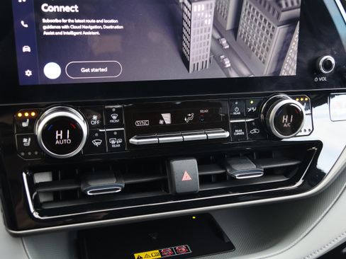 Used 2025 Toyota Highlander Limited image 25