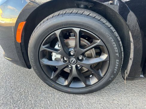 Used 2025 Chrysler Pacifica Limited image 35