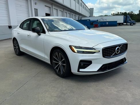 Used 2021 Volvo S60 T5 Momentum FWD image 4