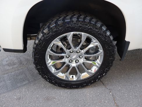 Used 2024 Chevrolet Silverado 1500 High Country w/ High Country Premium Package AWD/4WD image 40