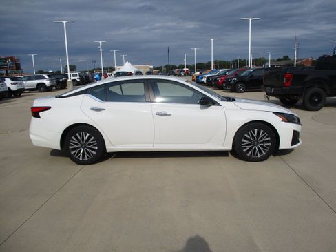 Used 2025 Nissan Altima 2.5 SV FWD image 6