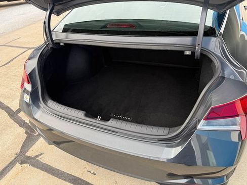 Used 2022 Hyundai Elantra SE FWD image 14