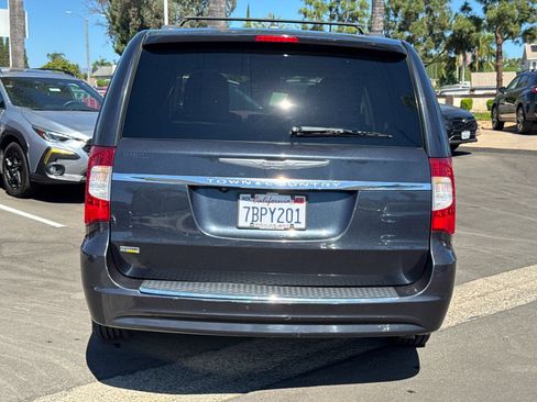 Used 2014 Chrysler Town & Country Touring FWD image 8