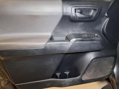 Used 2018 Toyota Tacoma SR RWD image 13