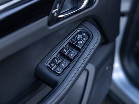 Certified 2026 Porsche Macan AWD/4WD image 34
