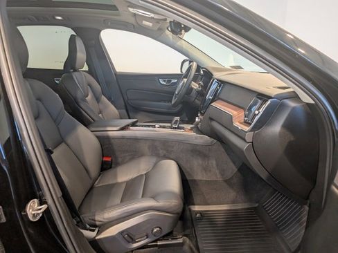 Used 2023 Volvo XC60 B5 Plus image 32