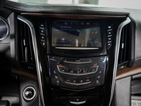 Used 2017 Cadillac Escalade Luxury AWD/4WD image 14