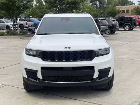 Used 2025 Jeep Grand Cherokee L Altitude AWD/4WD image 3