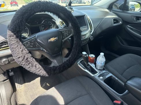 Used 2019 Chevrolet Cruze LS w/ LS Convenience Package FWD image 4