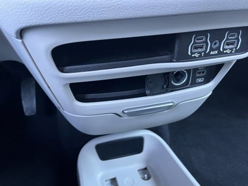 Used 2022 Chrysler Pacifica Touring-L image 25