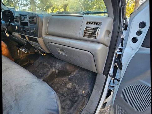 Used 2005 Ford F250 XL image 12