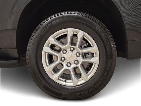 Used 2025 Chevrolet Suburban LT image 15