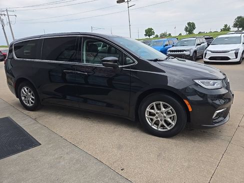 Used 2023 Chrysler Pacifica Touring-L FWD image 13