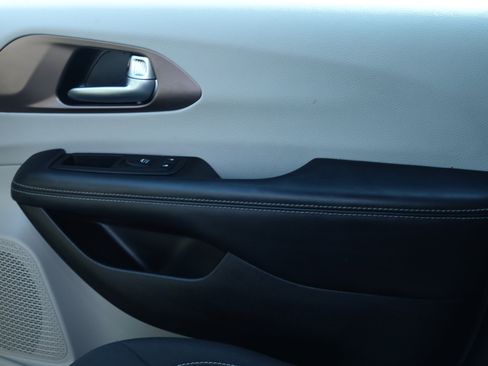 Used 2023 Chrysler Voyager LX image 13